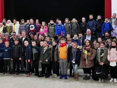 Sports d’hiver des élèves de CM2 et des ados du CAJ.