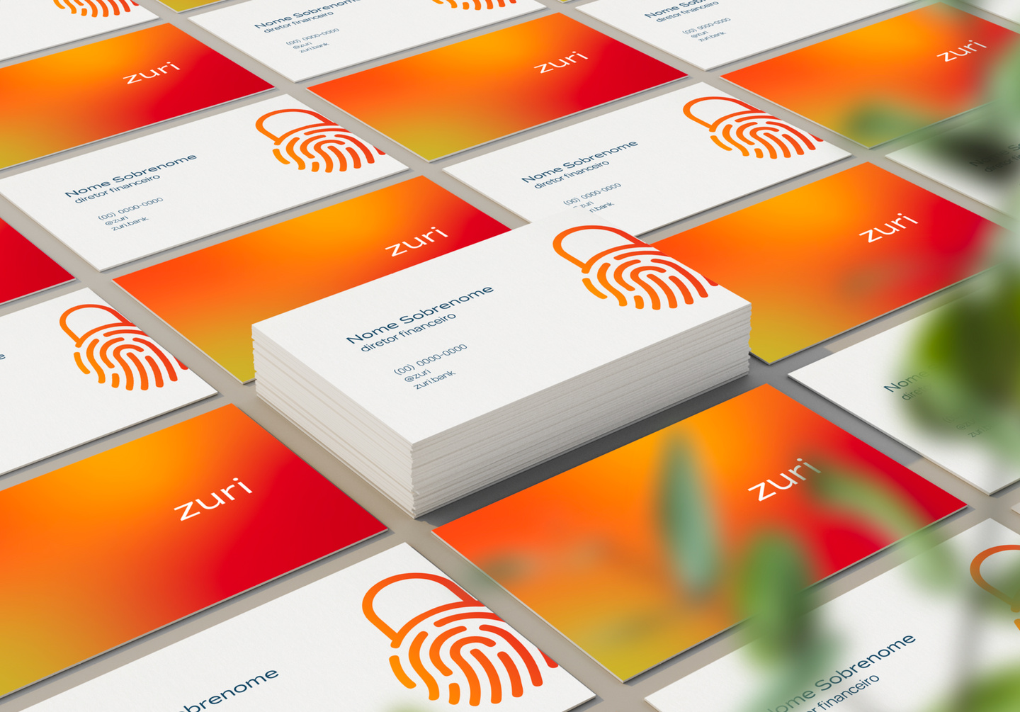 Perspectiva de diversos cartões de visita brancos e laranjas com a marca Zuri Bank sobre uma mesa.