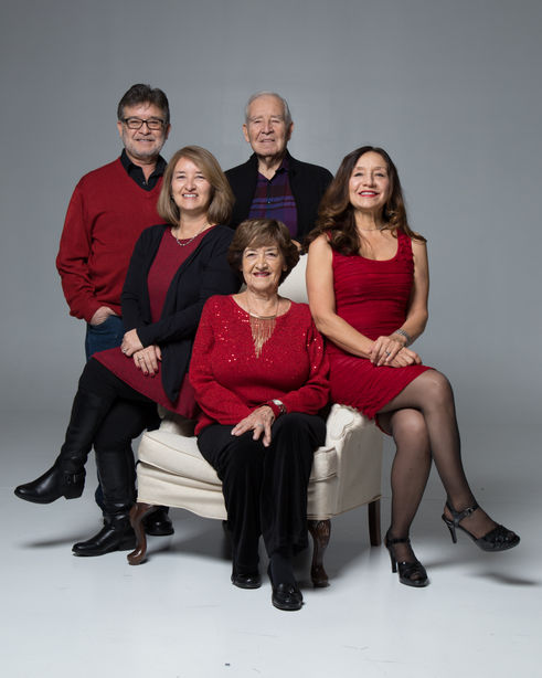 studio photos
studio pictures
family pictures in studio
family photos
family
family photo sessions
family photoshoot
studio photography
