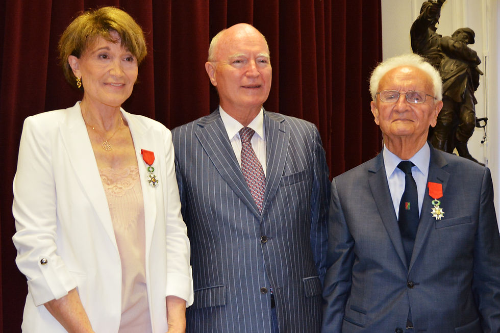 Monsieur l'Ambassadeur De la Tour du Pin décore Danielle Merlino et Francis Gastaud à la Maison de France à Monaco
