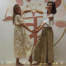 Deux femmes formant un coeur avec leur bras