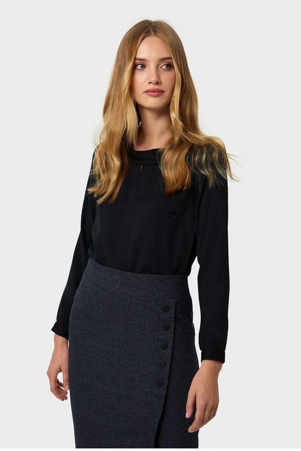 Woman wearing a printed blouse with V-neck and long sleeves