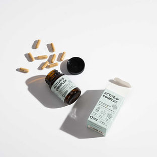 Nahrungsergänzungsmittel im geöffneten Glas mit Verpackung und Kapseln