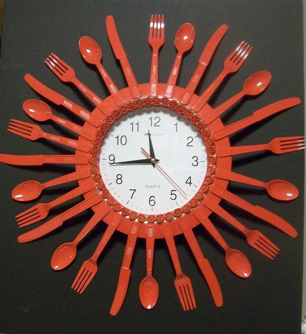 Часы из одноразовой посуды