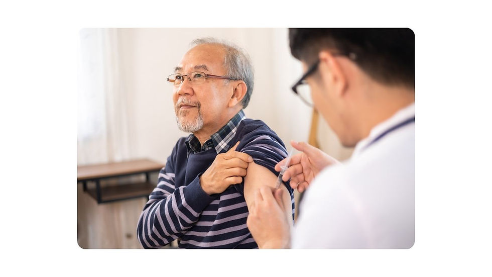 Idoso recebendo vacina no braço durante consulta médica, simbolizando a importância da vacinação para proteção do coração e prevenção de doenças graves.