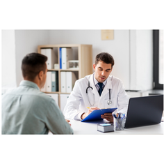 Médico infectologista de jaleco branco e estetoscópio sentado à mesa do consultório, escrevendo anotações em uma prancheta durante consulta com paciente, ilustrando o atendimento médico preventivo contra a Dengue.