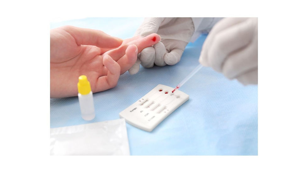 Mão com pequeno sangramento na ponta do dedo durante a realização de teste rápido de sangue, com equipamento e profissional de saúde aplicando a amostra.