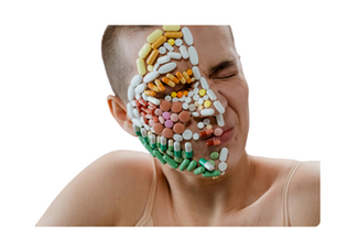 Pessoa com expressão de desconforto e metade do rosto coberta por diversos comprimidos coloridos, representando o uso excessivo de antibiótico para infecção de pele.