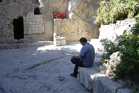 Mike at Garden tomb.JPG