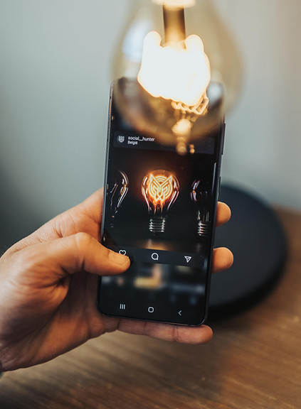 Foto smartphone met logo social hunter