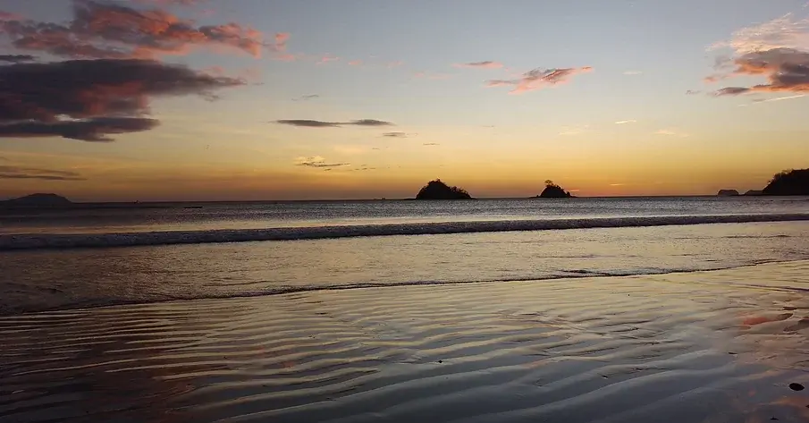 Breathtaking sunset over Playa Penca, Guanacaste, Costa Rica — seen from a private sailing tour with Mowana Sailing