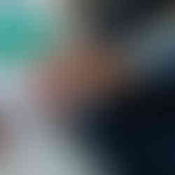 Cochon d'inde dans les bras d'un résidents pendant sa partie de cartes