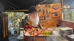 "אצל הדוד סם" חוויית ברביקיו טקסנית אותנטית בלב מושב בצרה במרכז של ישראל "אצל הדוד סם" היא חוויה קולינרית מלאה בסגנון טקסס, שמביאה לישראל את תרבות הברביקיו האמריקאית במיטבה. המתחם, שנפתח בשנת 2023 על ידי אביחי וקנין, ממוקם בלב חווה פתוחה ומציע חגיגת בשרים מעושנים שהם הלב הפועם של המקום. מאחורי הקונספט עומדת אהבה אמיתית לתרבות החוואים ולקאובוי הטקסני, לצד חיבור בלתי מתפשר לחומרי גלם איכותיים ולעישון מסורתי מוקפד.