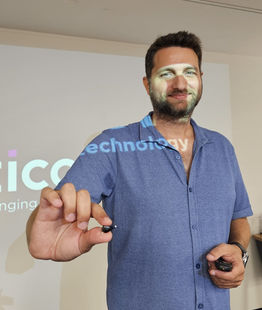 זעיר, חכם ובלתי נראה: Oticon משיקה את מכשיר השמיעה Zeal Oticon מציגה את Zeal, מכשיר השמיעה הראשון בתצורת next Completely-in-Canal (nxtCIC). תצורה חדשה זו אפשרה לשלב ב-Zeal יכולות טכנולוגיות מתקדמות שהיו זמינות בעבר רק במכשירים גדולים יותר.