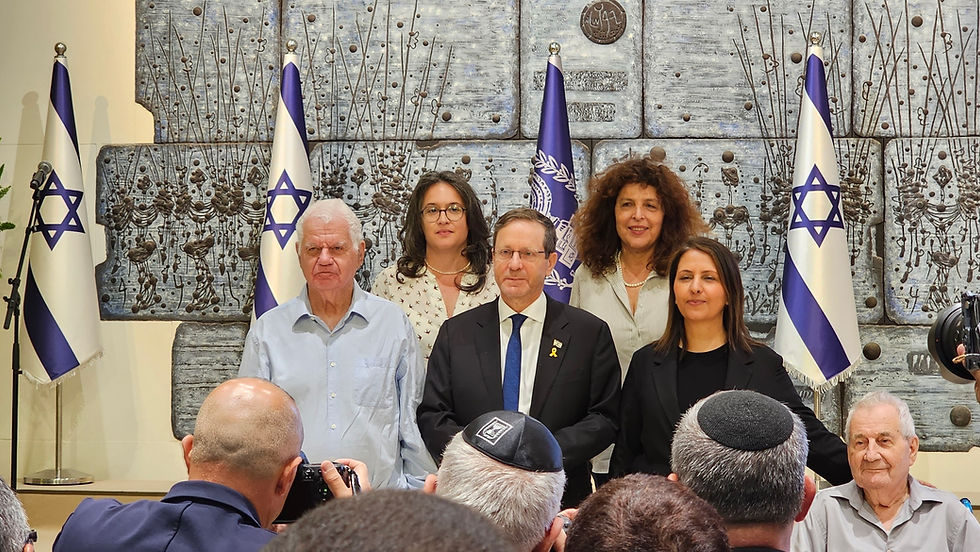 ביום ראשון 14 בספטמבר נערך טקס במשכן נשיאי ישראל , טקס האזכרה הממלכתי לנשיאי ישראל ולראשי ממשלותיה שהלכו לעולמם .בטקס הוענקו פרס נשיא המדינה להנצחת זכרו של הנשיא השמיני שמעון פרס ז"ל , ופרס ראש הממשלה להנצחת זכרו של ראש הממשלה השני משה שרת ז"ל