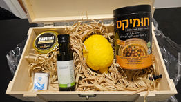 "חומיקס" חומוס מושלם בטעם שלך תוך מספר דקות "כמו בטחינה גולמית-רק בחומוס" "חומיקס" פיתוח ישראלי המיוצר בתהליך פטנט ייחודי, פורץ דרך בישראל ובעולם! זוהי תערובת טבעית ויבשה הנושאת את התו הירוק להכנה מהירה של חומוס טרי, במרקם ובטעם אישי, תוך מספר דקות התערובת משלבת גרגרי חומוס מבושלים שעברו את כל התהליך שבהכנת חומוס יחד עם שומשום קלוי וטחון אשר יוצרים ממרח חומוס טעים בטעם טבעי ללא חומרים משמרים וללא תוספות טעם וריח. המצאה ישראלית פורצת דרך "חומיקס" חומוס מושלם בטעם שלך תוך מספר דקות המצאה ישראלית פורצת דרך "חומיקס" חומוס מושלם בטעם שלך תוך מספר דקות "כמו בטחינה גולמית-רק בחומוס"