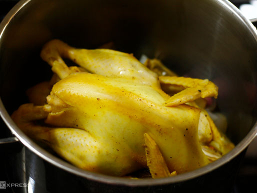 Khám phá phương pháp luộc gà không cần dùng nước: Món ăn độc đáo và tiết kiệm