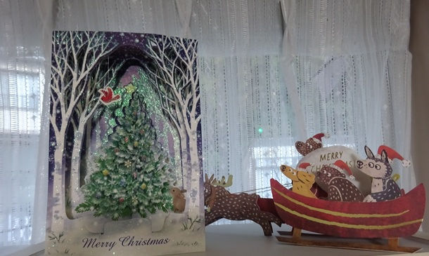 今年も素敵なクリスマスカードが大学時代の友人から送られてきました（左）。右のは、大人の生徒さんから以前いただいたカードです。