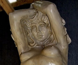 Женщина кариатида