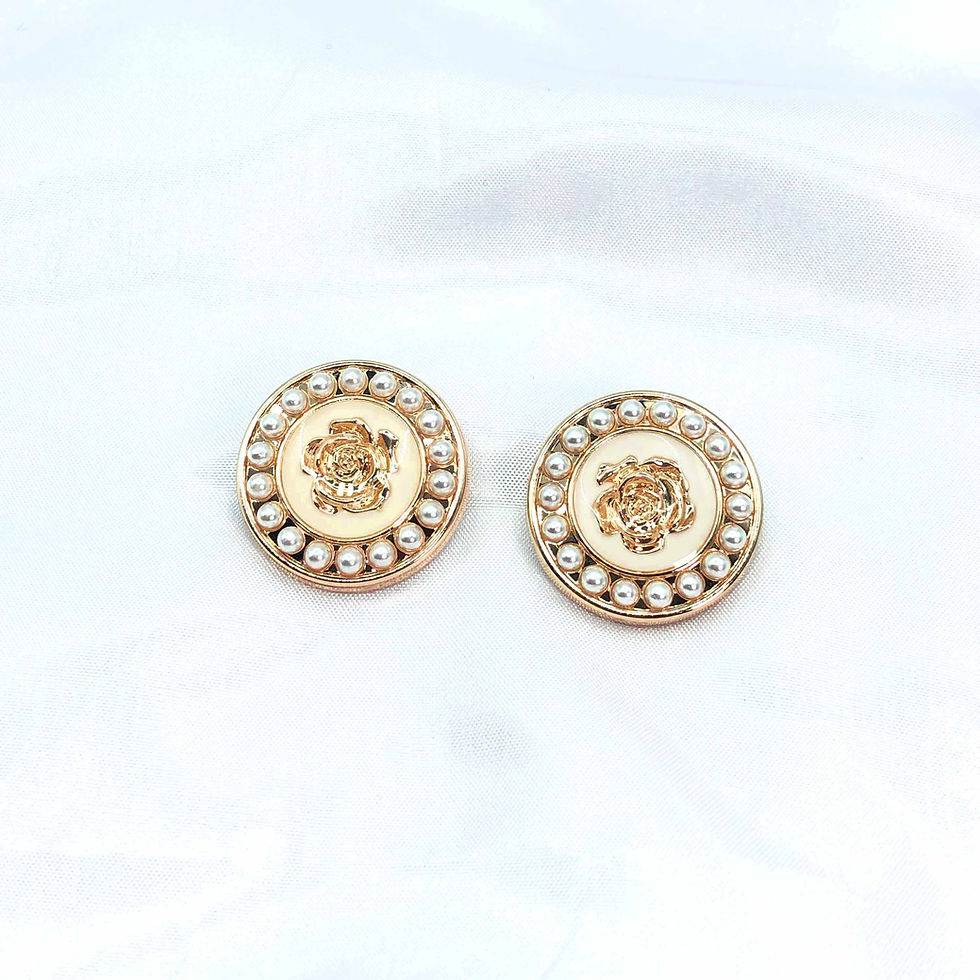 Thumbnail: Golden pearl metal button