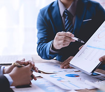 group-of-business-people-meeting-to-disc