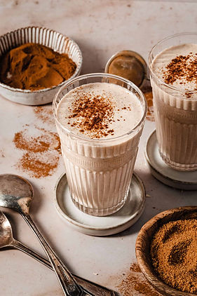KALEJUNKIE-CINNAMON-ROLL-SMOOTHIE-3.jpg