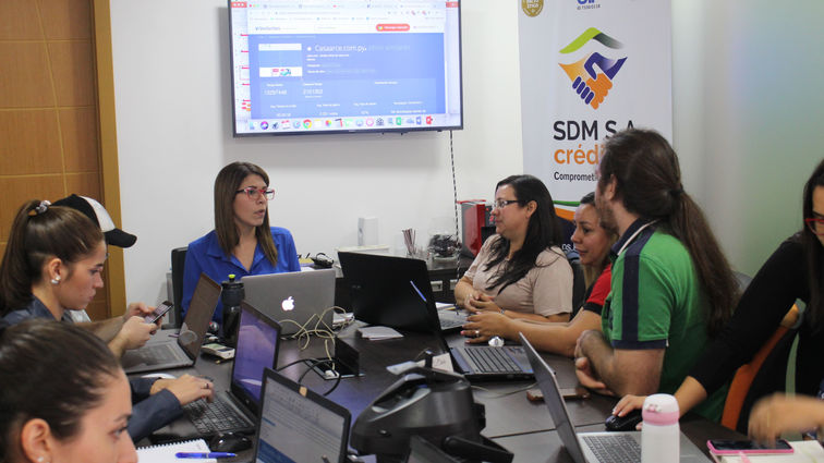 kathylesmocharlandoenclaseconalumnos