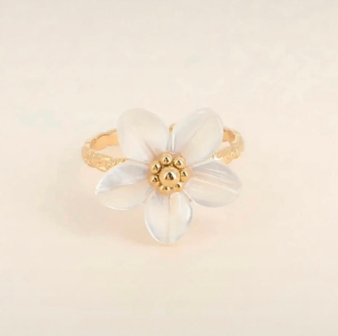 Bague fleur nacrée 