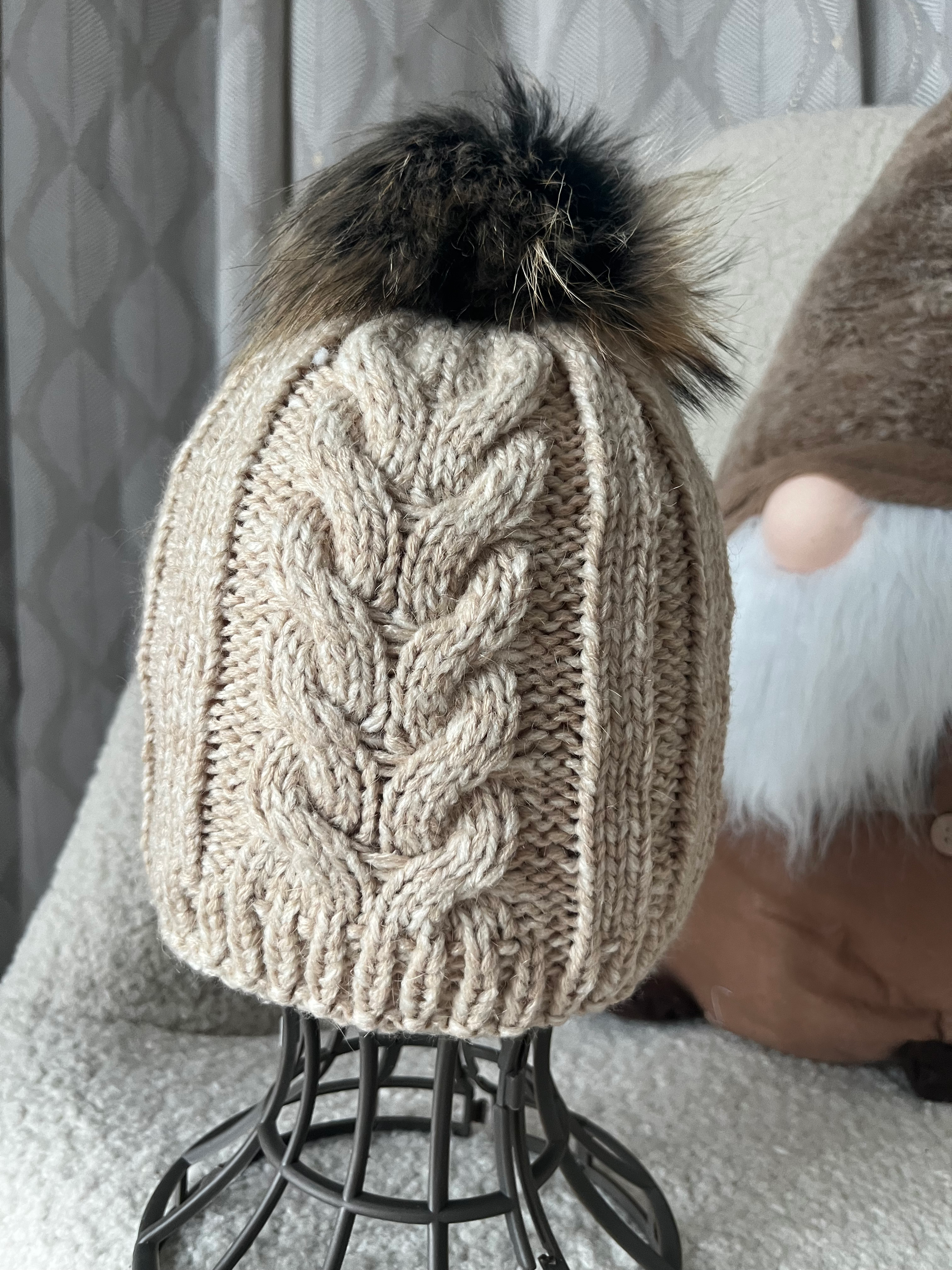 Bonnet taupe torsadé 