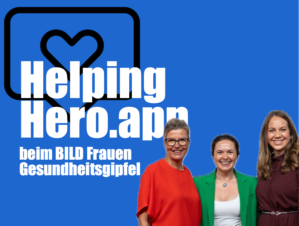 Grafik mit blauem Hintergrund und dem Titel ‚HelpingHero.app beim BILD Frauengesundheitsgipfel‘. Links ist das bekannte HelpingHero.app-Herzsymbol in einer Sprechblase zu sehen. Rechts stehen drei lächelnde Frauen vor blauem Hintergrund. Die Grafik kündigt die Teilnahme der HelpingHero.app am BILD Frauengesundheitsgipfel an – ein Event für Frauengesundheit, Forschung und geschlechtersensible Medizin.