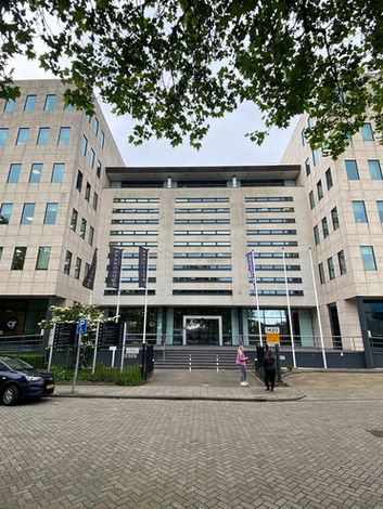 De begane grond van het kantoorgebouw is omgebouwd van oude verlichting naar LED-panelen.