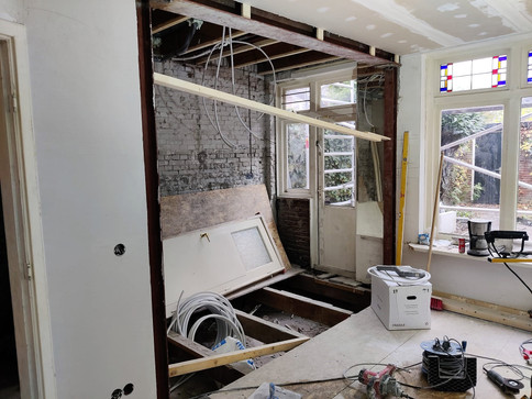 Het doorbreken van een dragende muur tussen de keuken en de woonkamer