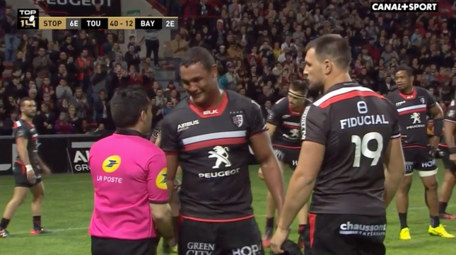 Sortie de Thierry Dusautoir acclamé par son public et félicité par l'arbitre