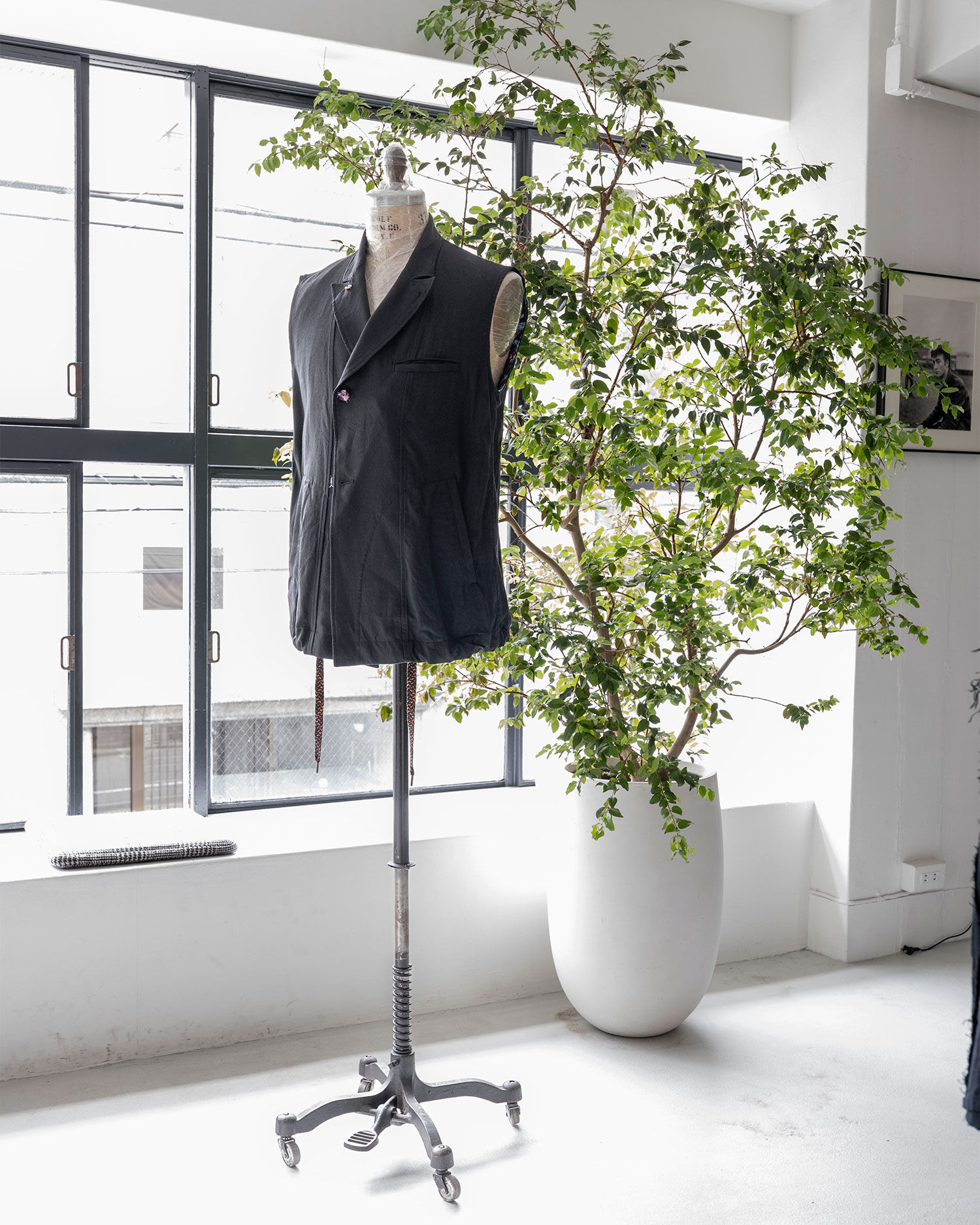 BLACKBIRD / sleeveless editor’s jacket