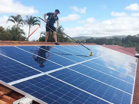 A Chave para Máxima Eficiência em Energia Solar: Limpeza e Manutenção