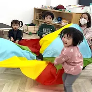 遊んでいる子どもたち