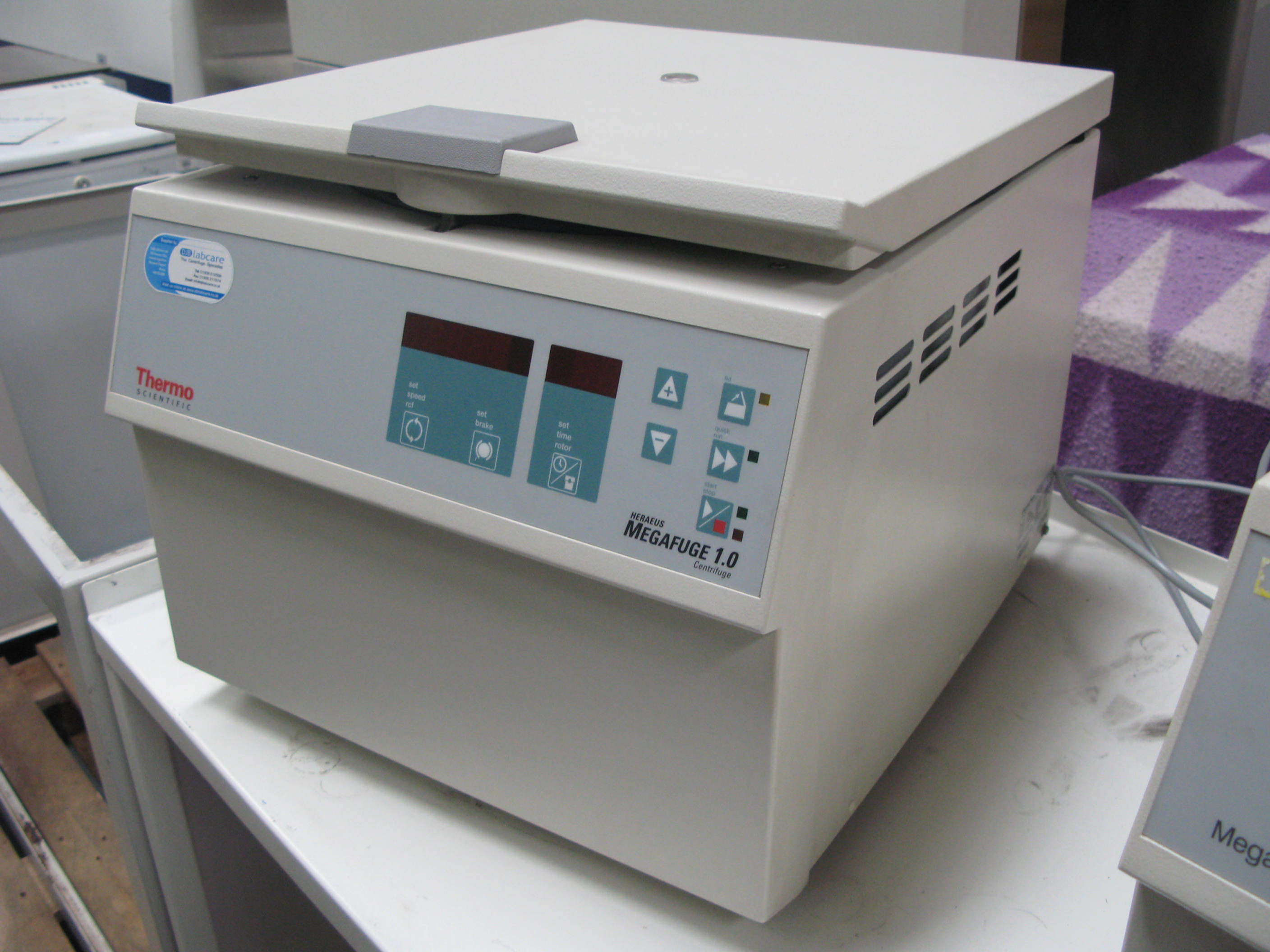 Thermo Heraeus Megafuge 1.0 Centrifuge with 4Place Sealed Rotor.