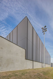 Façade haute du CREPS – structure métallique verticale