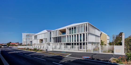 Le Connecteur – façade complète en lumière matinale
