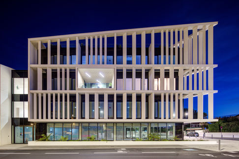 Le Connecteur – façade de nuit avec transparence intérieure
