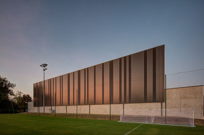 CREPS Talence – panneaux métalliques dorés en fin de journée