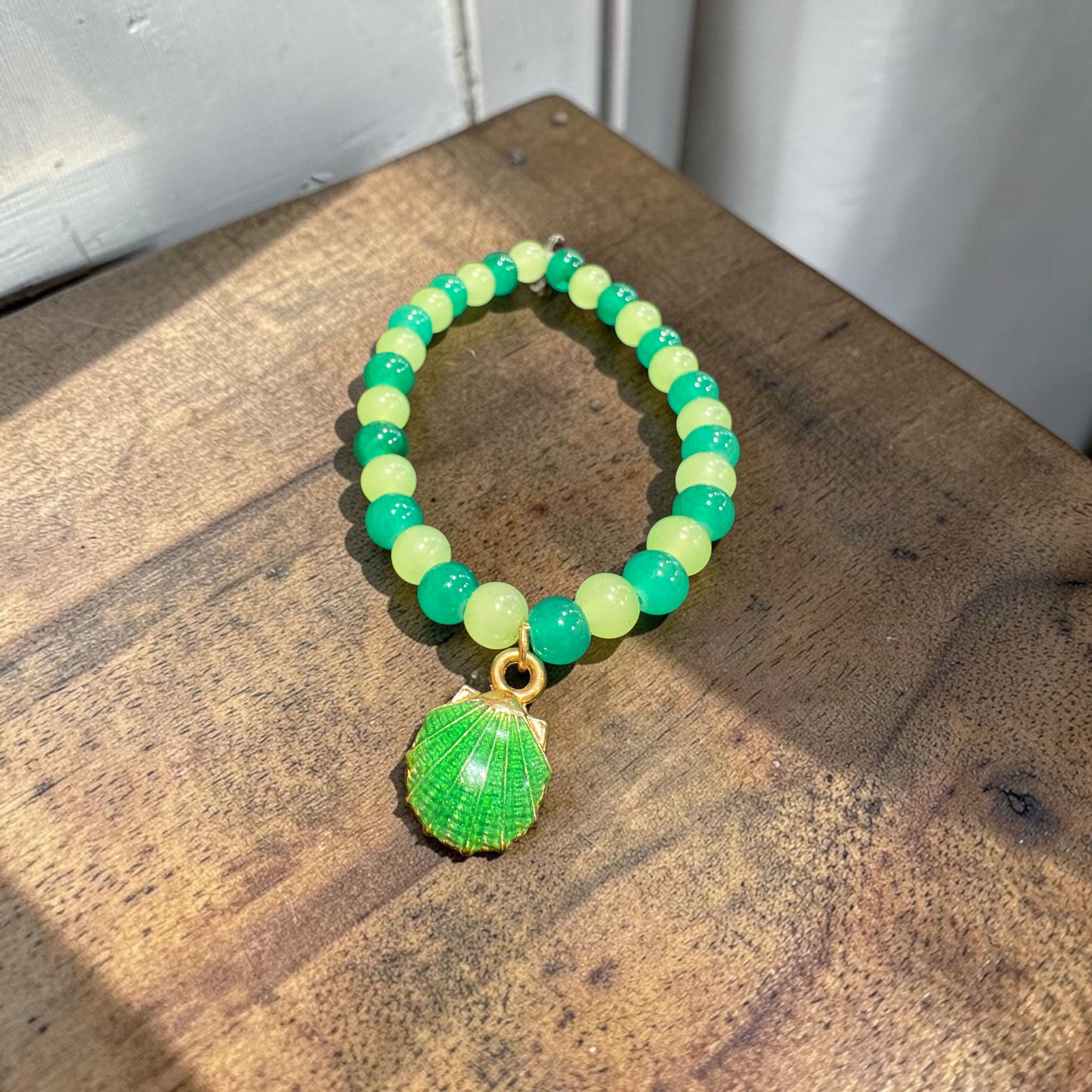Bracelet Green Glass Beads w/Shell