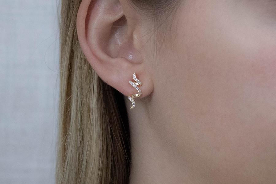 Brinco Curva Cravejada em Dourado