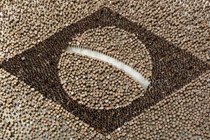 Obra 5664 Mulheres , 2014 - Cápsulas de bala e tule bordado com contas de vidro perolado em caixa de vidro temperado 10mm - Museu de Arte contemporânea, São Paulo - SP