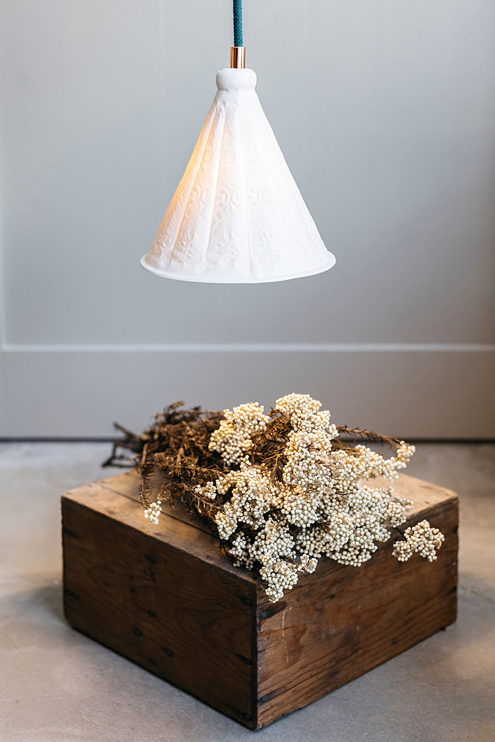 Lampe suspendue A la nuit tombée, en porcelaine fine et fil bleu canard