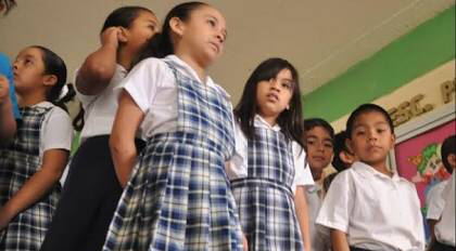 Aprueban uniformes gratuitos