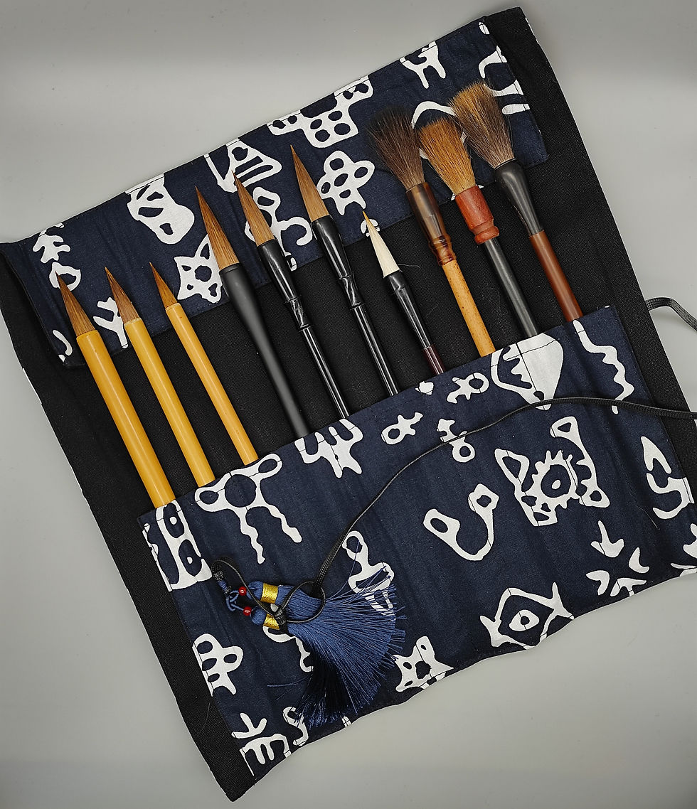 Miniature : Pincelier aux inscriptions ossécailles 32.5*30 cm 甲骨文帆布笔帘