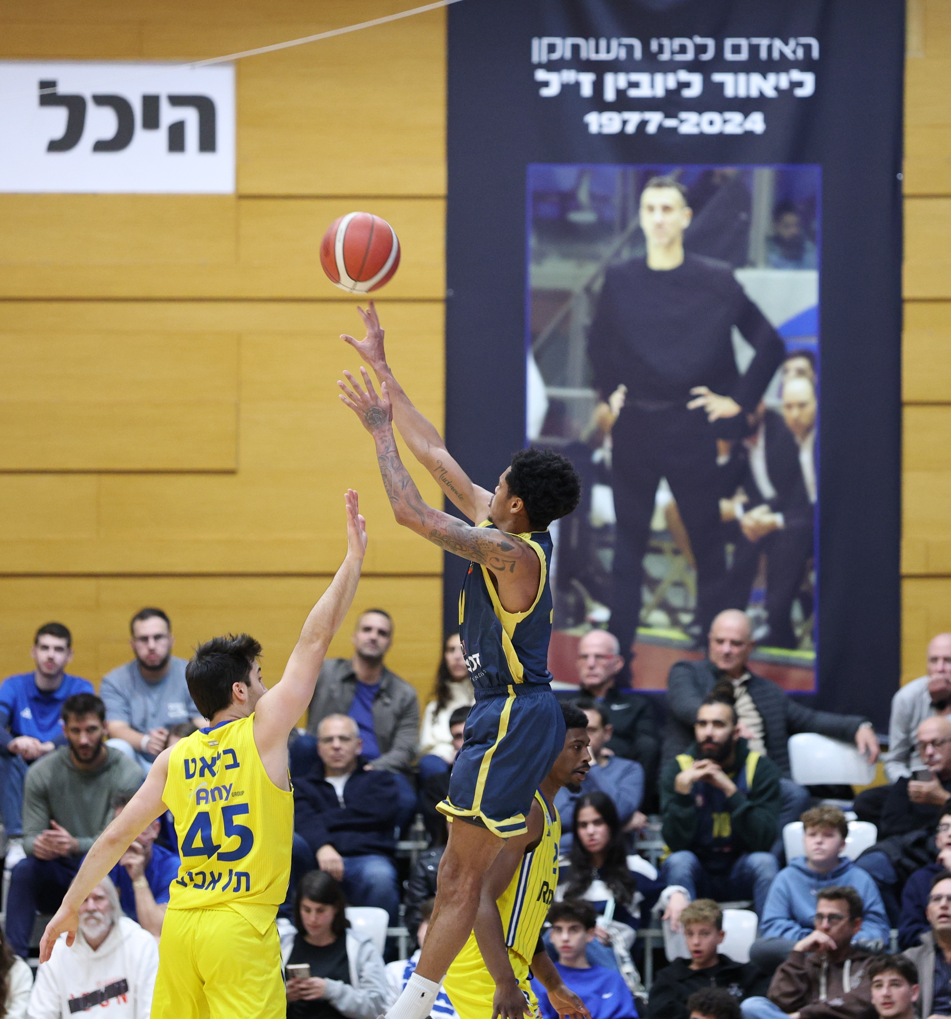 שחקן מיוחד, רונאלדו סגו על רקע ליאור ליובין ז"ל. צילום: אלן שיבר, באדיבות ליגת ווינר סל