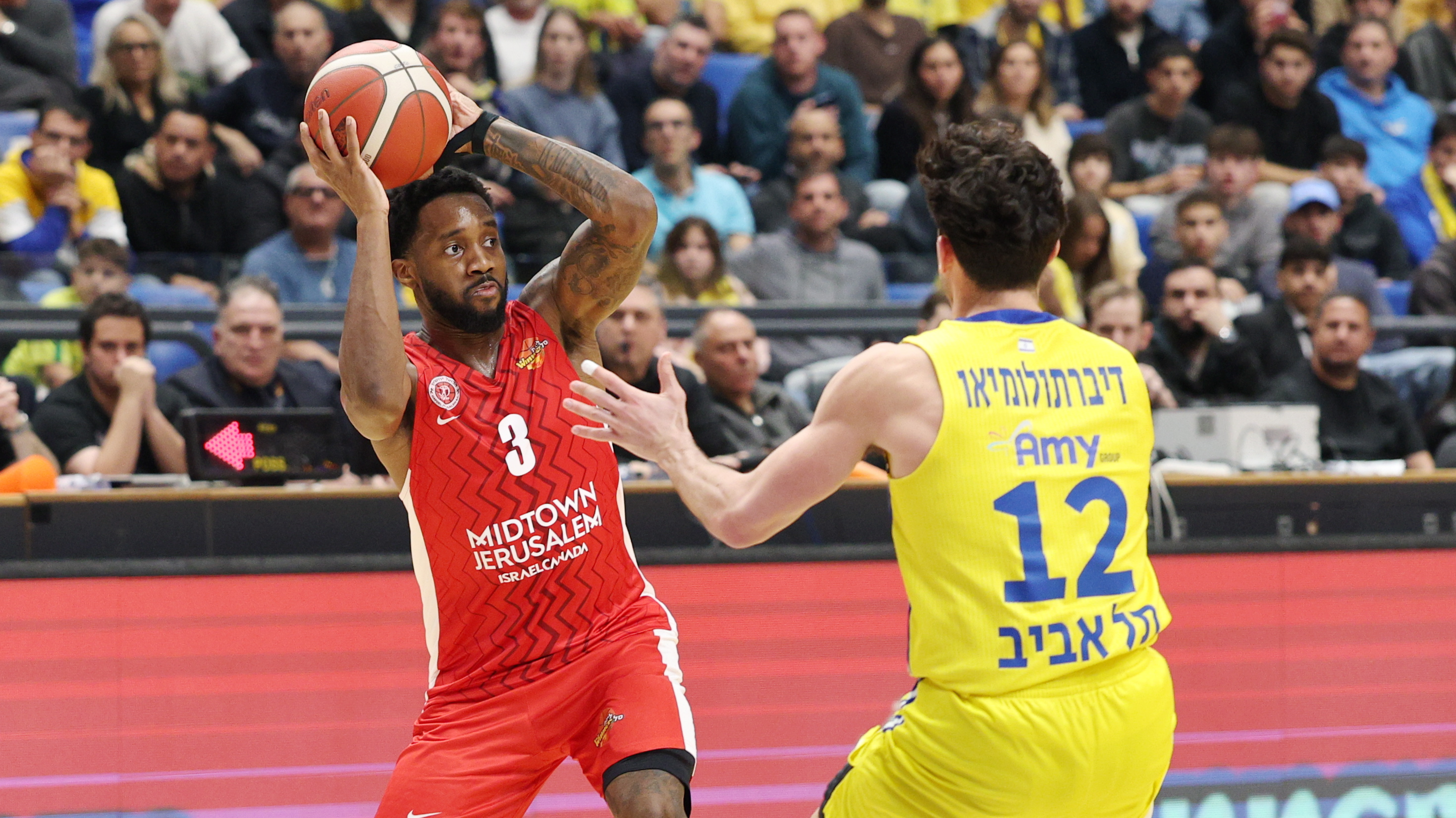 קרינגטון צריך זריקות איכותיות, ג'ון די הוא באנקר. צילום: עודד קרני, באדיבות ליגת ווינר סל
