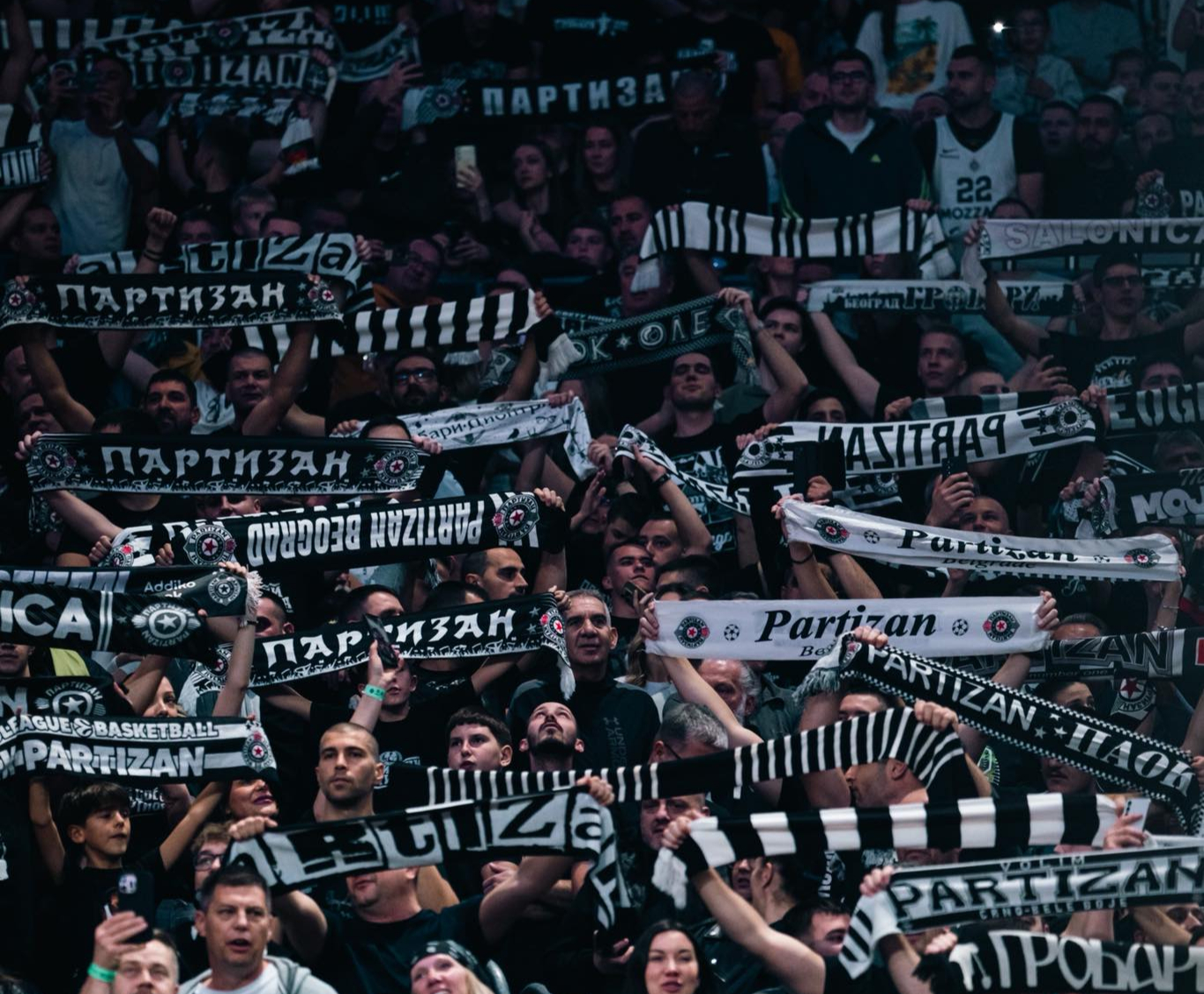 הקהל רוצה את ראשו של מיאילוביץ'. צילום: KK PARTIZAN